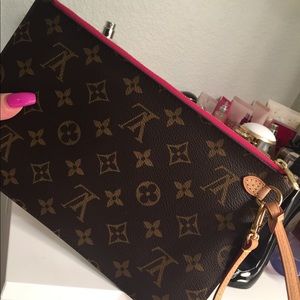 Louis Vuitton neverfull MM pouch